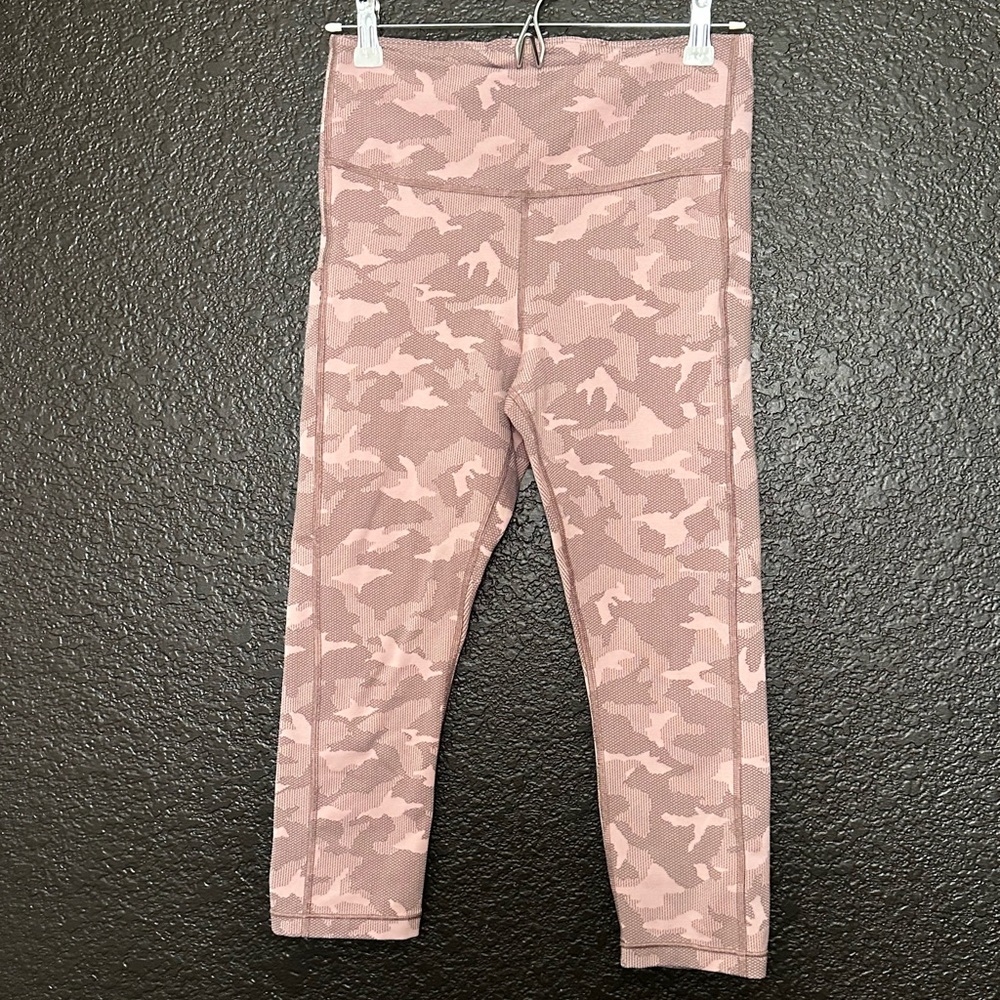 Athleta Ultimate Stash Pocket Textured Camo Capri Leggings